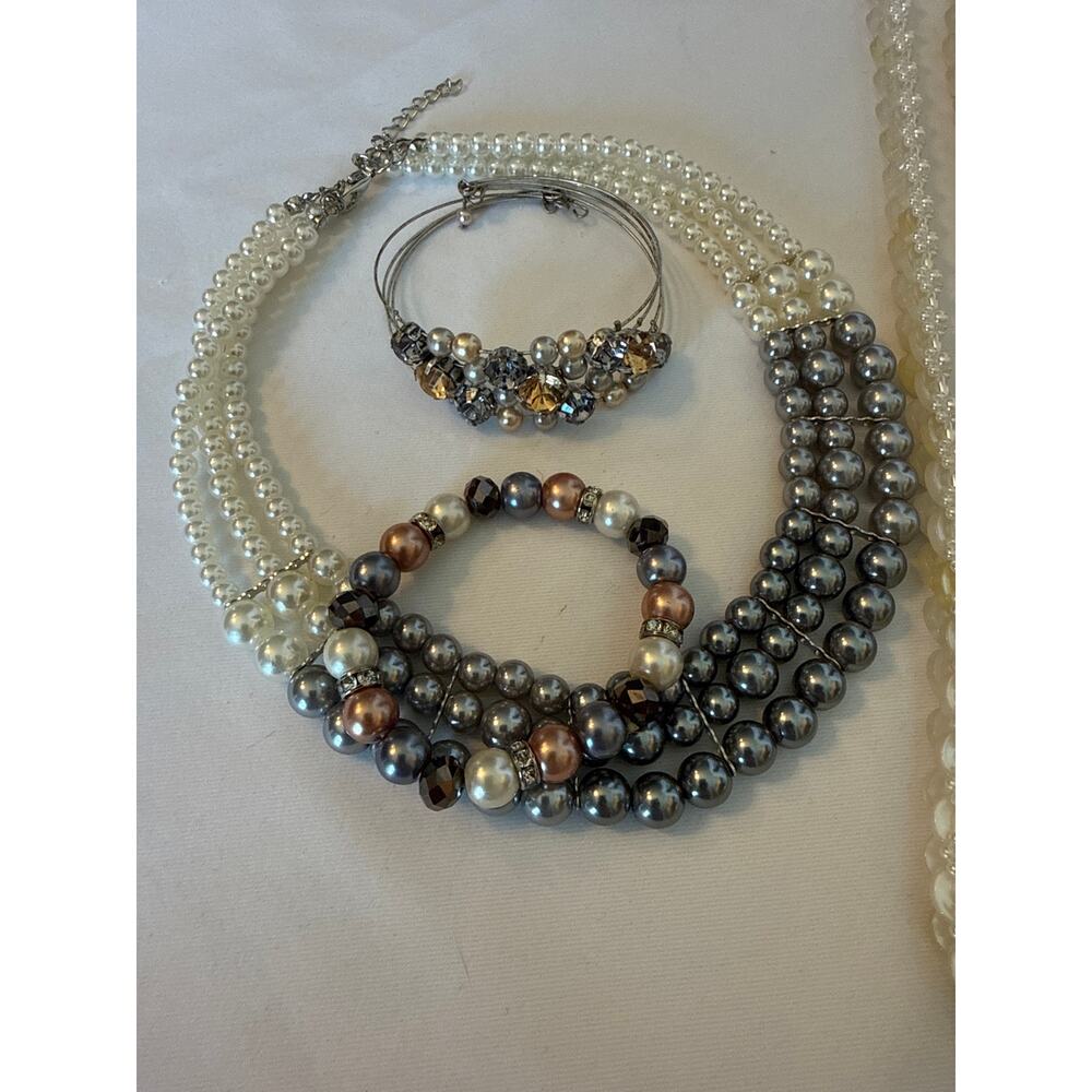 Vintage-Style Faux Pearl Jewelry Lot 15 Pieces (Necklaces, Bracelets & Earrings) - Picture 4 of 9